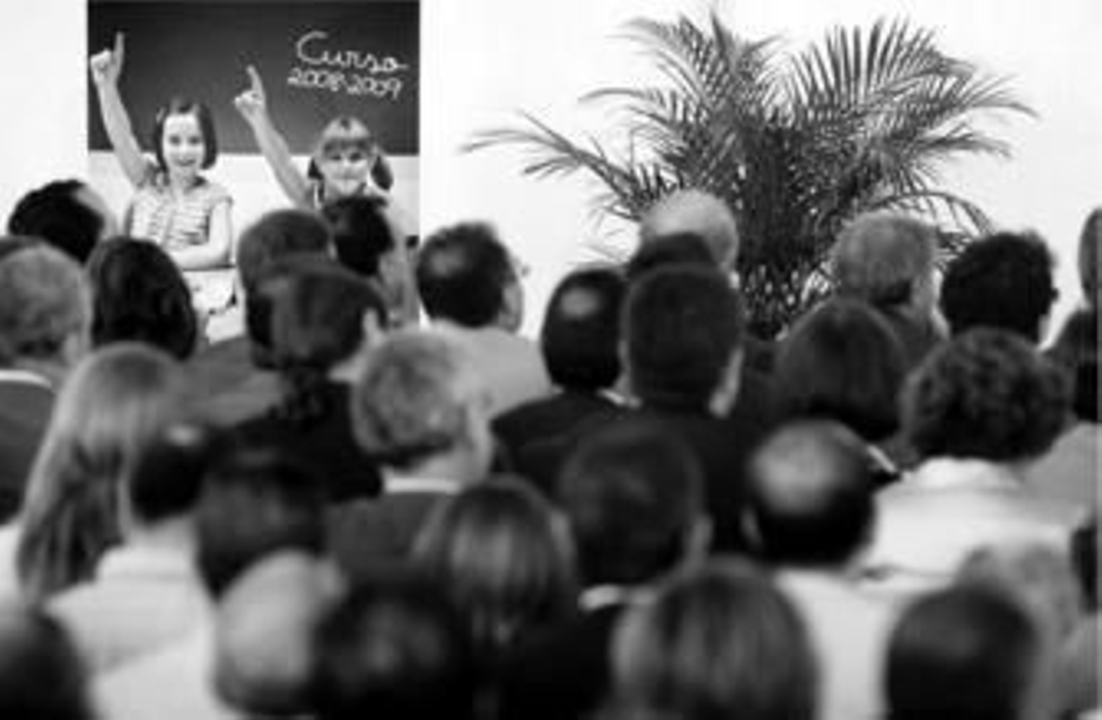 Numerosos políticos, profesores y padres se congregaron ayer en el colegio sanluqueño Vista Alegre.