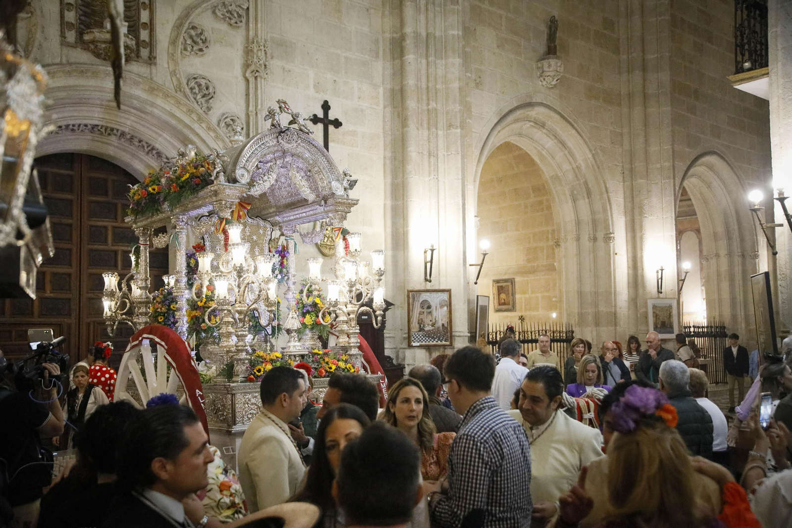 Imágenes de la salida  del Rocío desde la Catedral de Almería