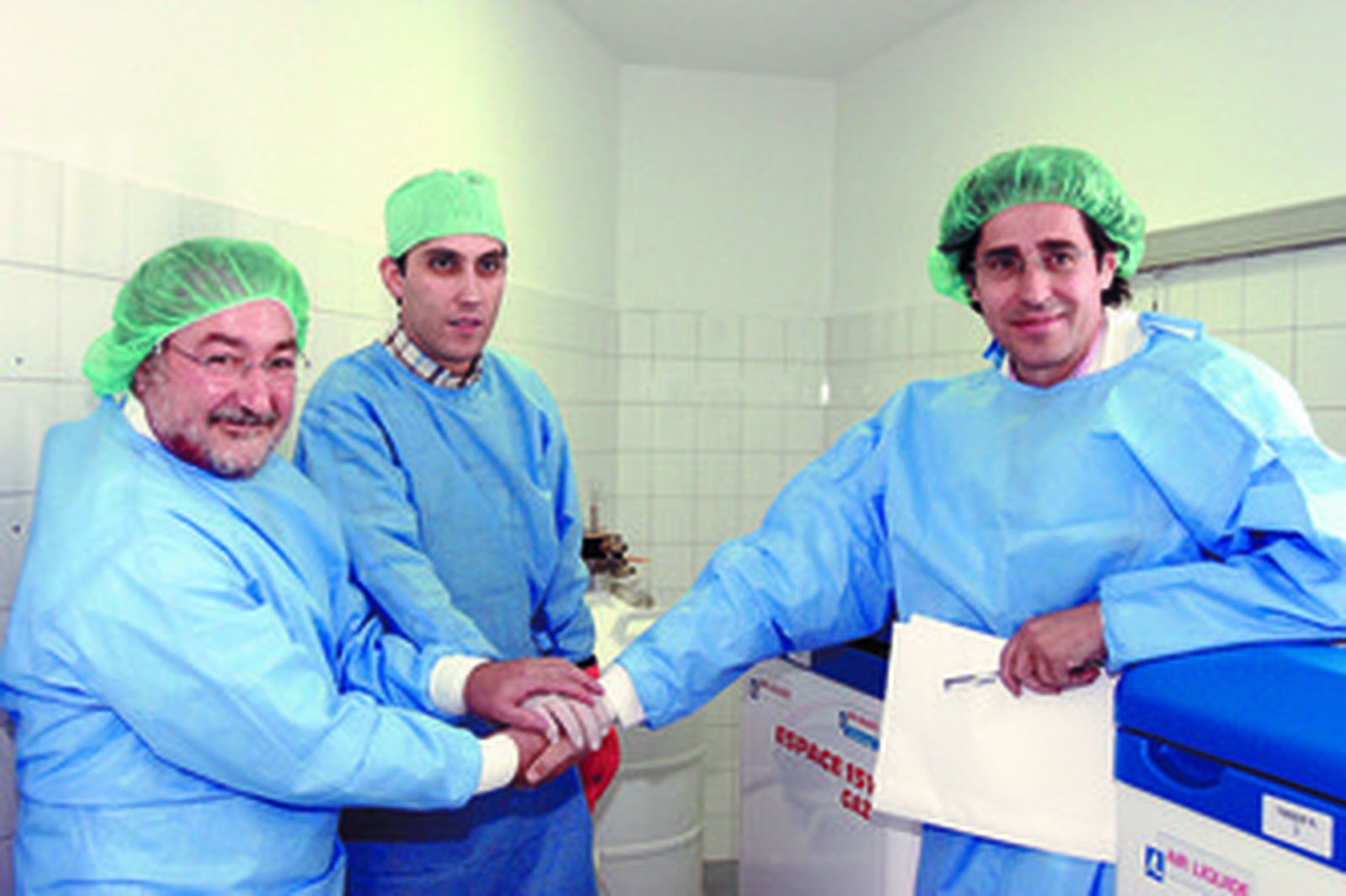 Bernat Soria junto a Ángel Concha, dcha., uno de los cuatro científicos imputados, en el Banco de Granada en 2004.