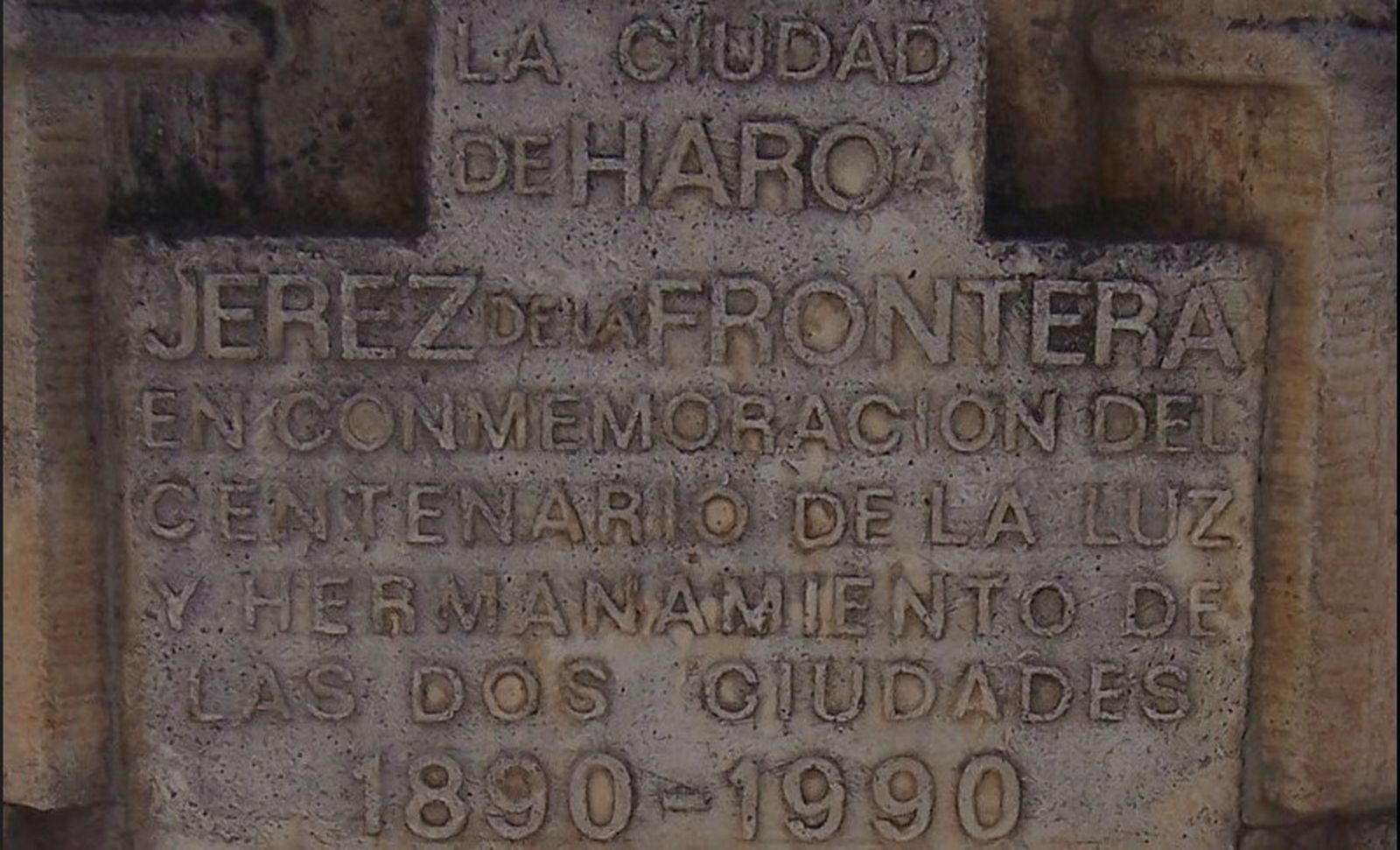 Placa del primer intento de hermanamiento entre Jerez y Haro en 1990.