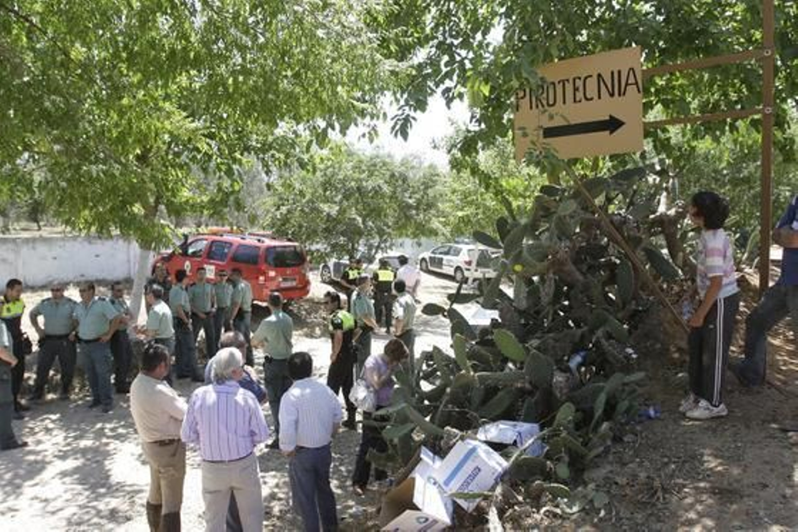 Una explosión en una pirotecnia mata a cuatro personas en Benacazón. / José Ángel García