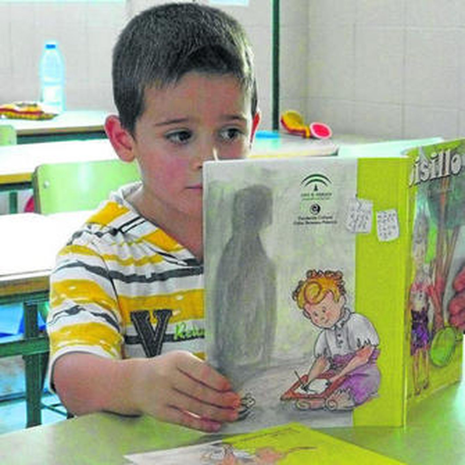Un joven rocianero lee la obra infantil Luisillo y Chispa.