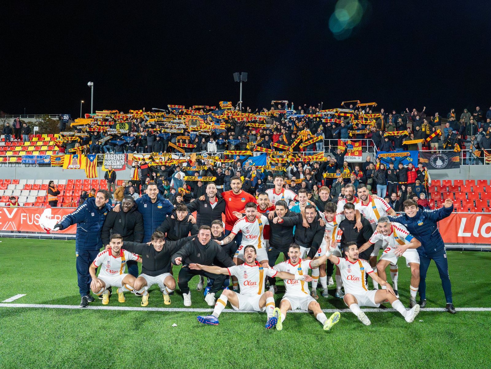Los jugadores del Sant Andreu celebran con su afición el último triunfo logrado en Terrasa.