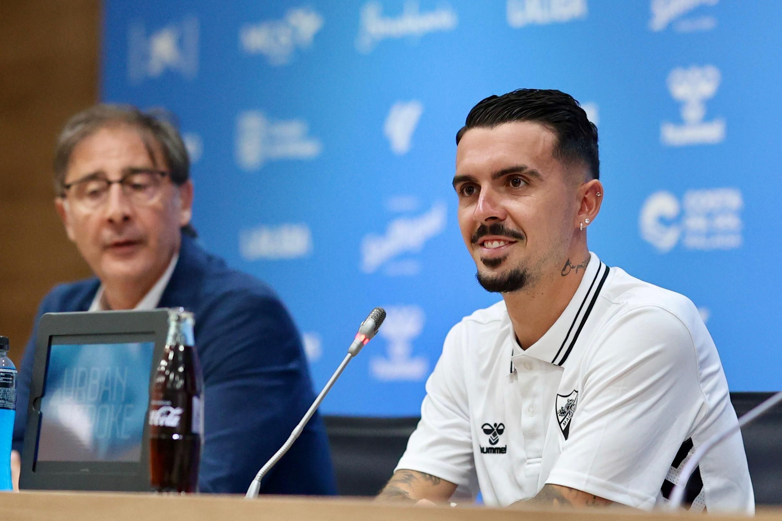 Joaquín Muñoz, radiante y con su gente en su primer día de malaguista