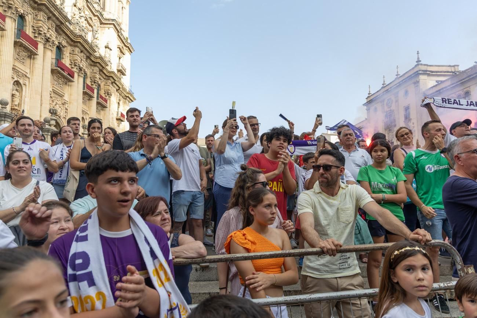 La fiesta por el ascenso del Real Jaén en La Plaza de Santa María y el Ayuntamiento