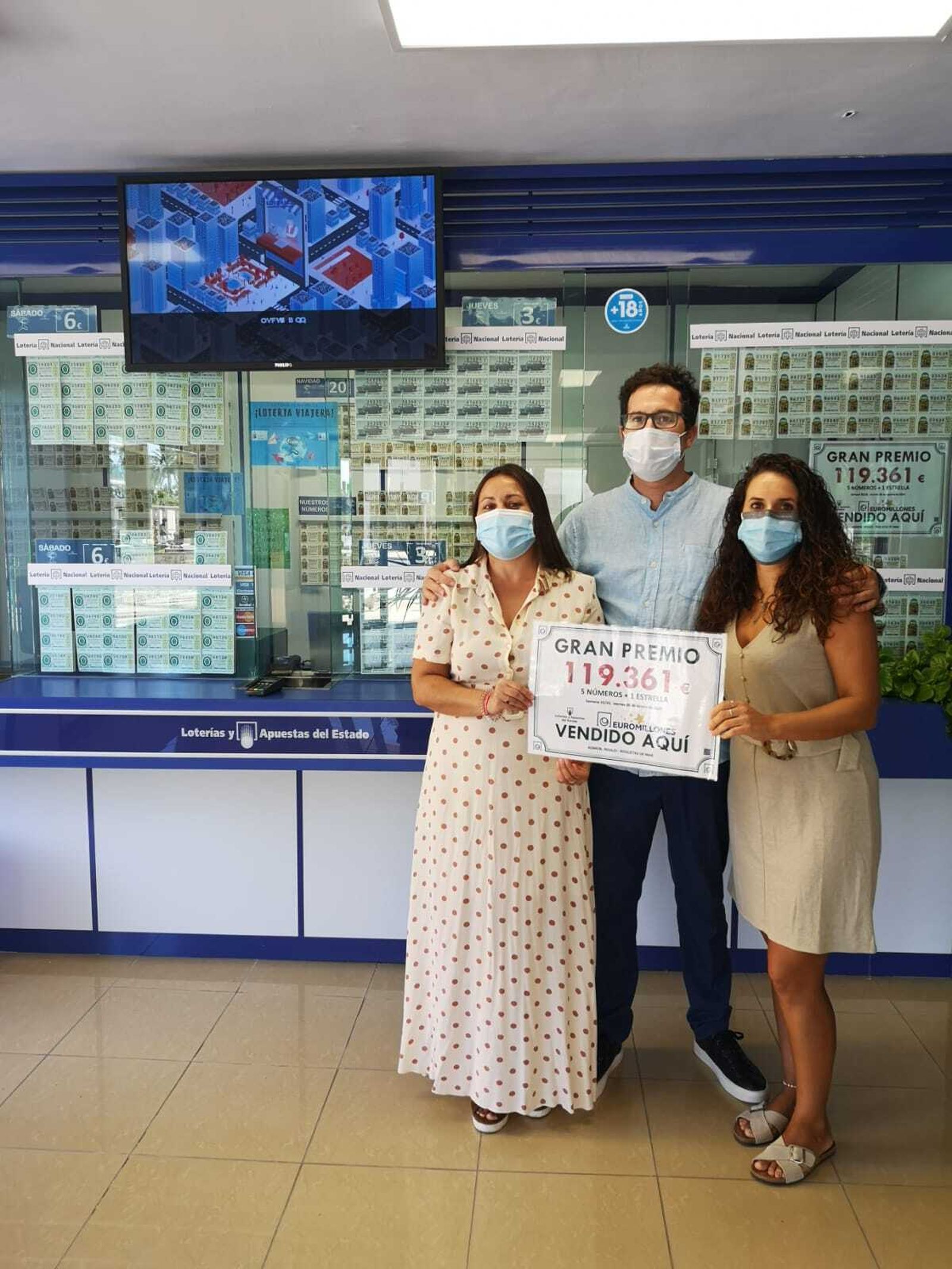 De izquierda a derecha, Patricia Marín; José Miguel Pérez López y Encarna Mari Marín.