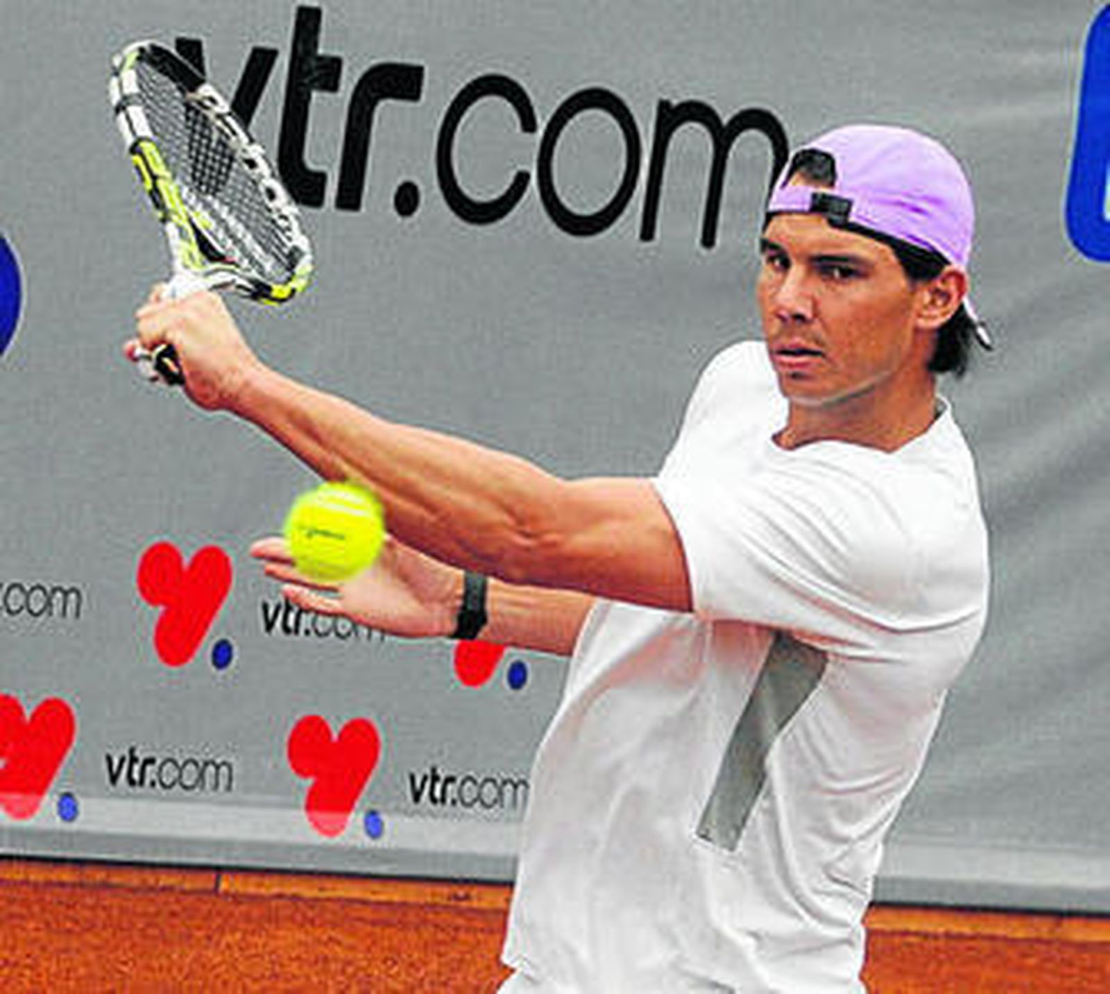 Nadal golpea la bola en un entrenamiento en Viña del Mar.