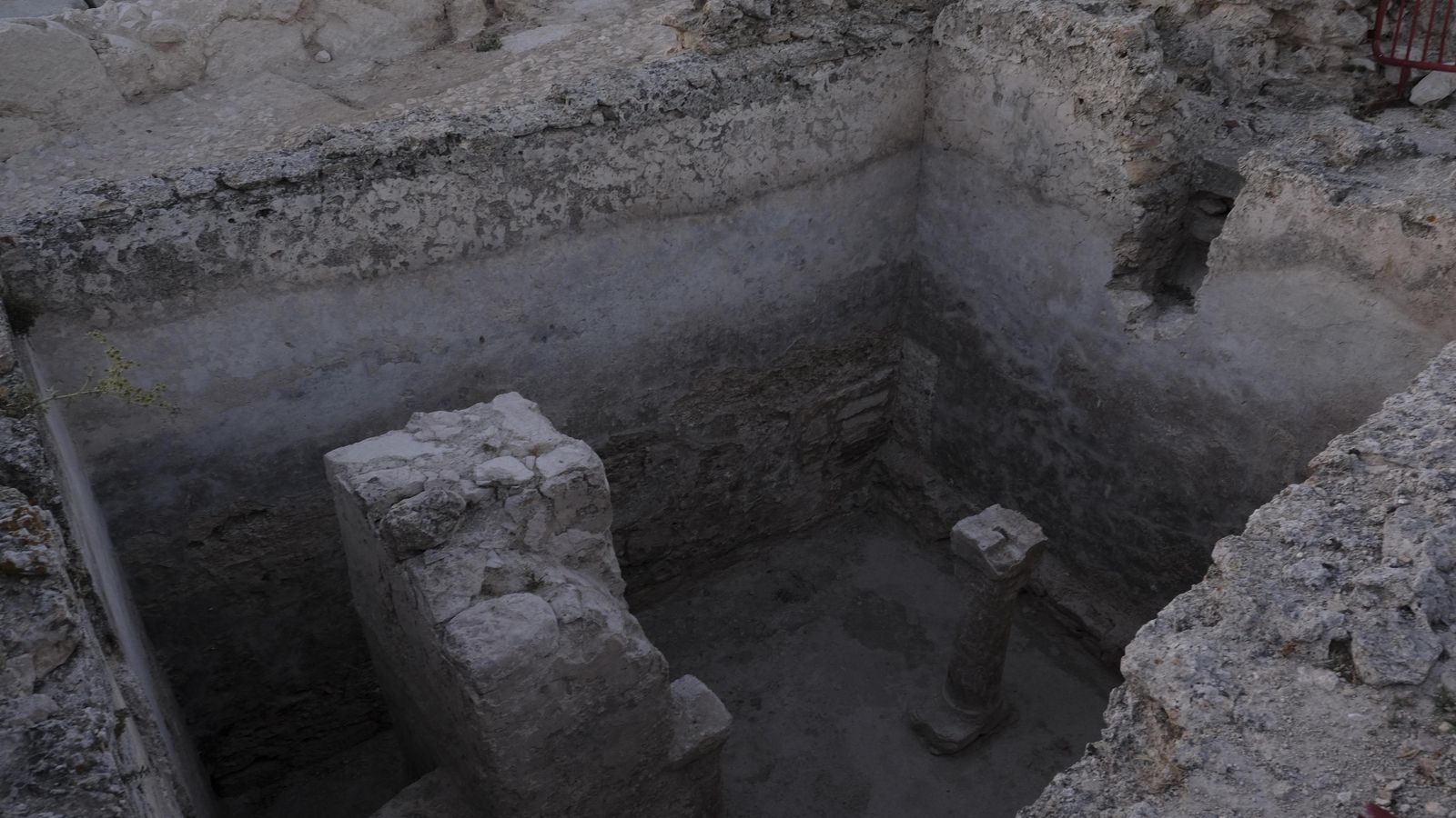 Estructura descubierta en las últimas excavaciones en el castillo de Teba.
