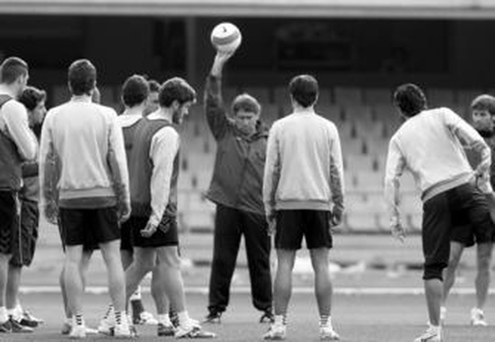 Esteban Vigo, técnico xerecista, sostiene en alto un balón en un entrenamiento en Chapín.