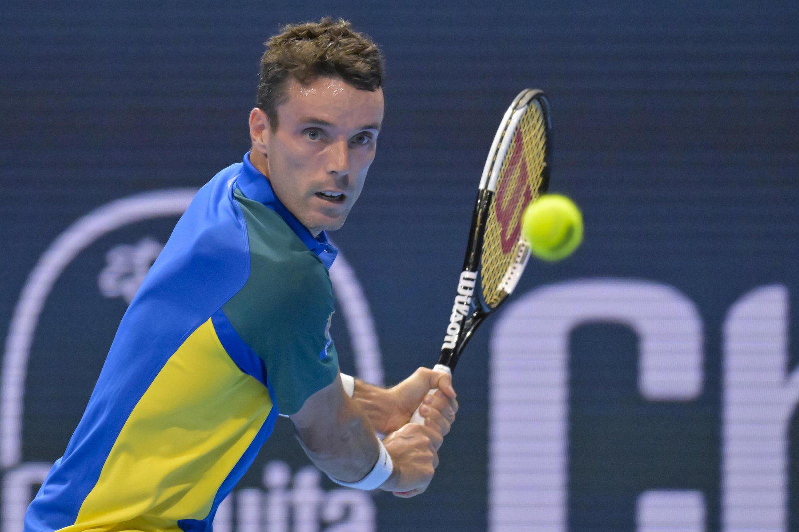 Roberto Bautista golpea de revés.