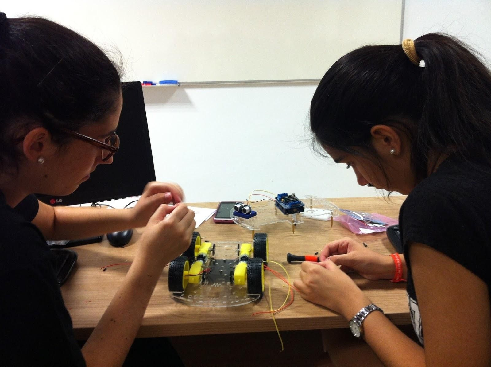 Dos estudiantes en una actividad del Campus para Chicas del pasado verano.