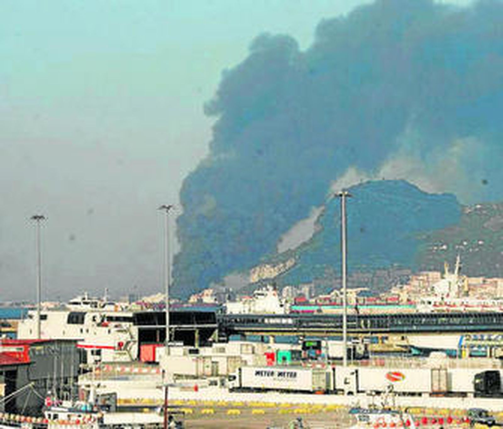 Una columna de humo procedente del incendio de 2011.