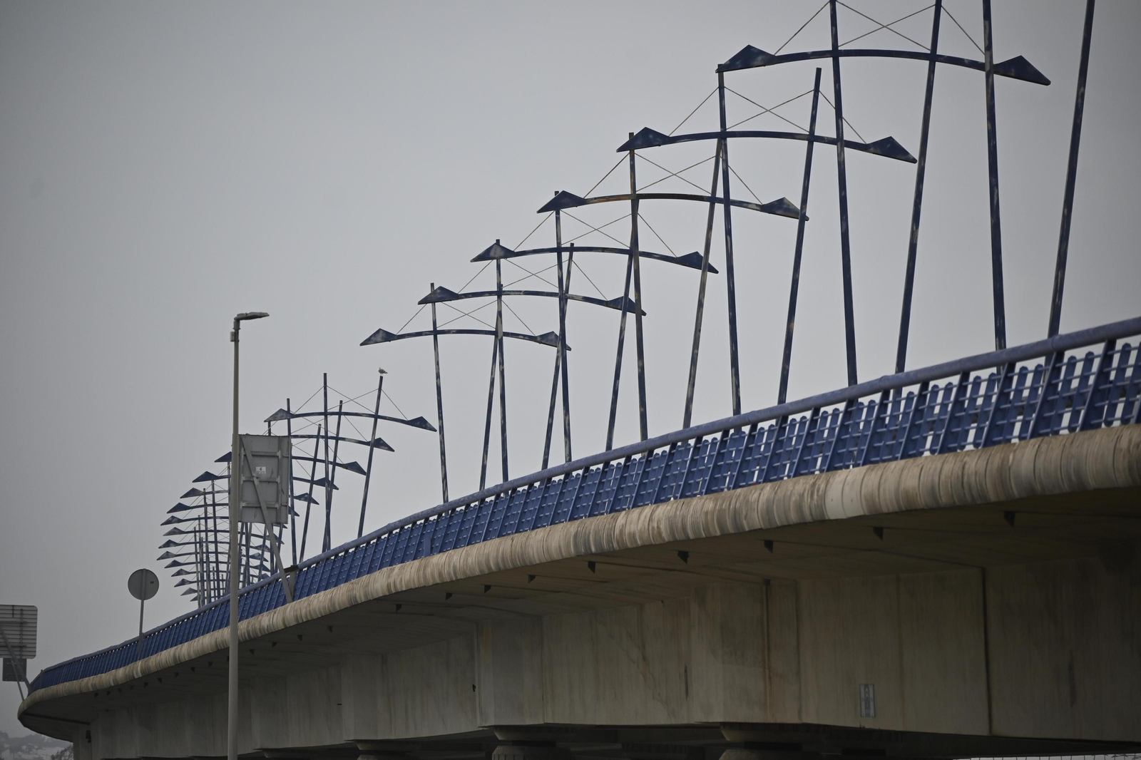 Farolas de iluminación del Puente del Odiel en la tarde de ayer.
