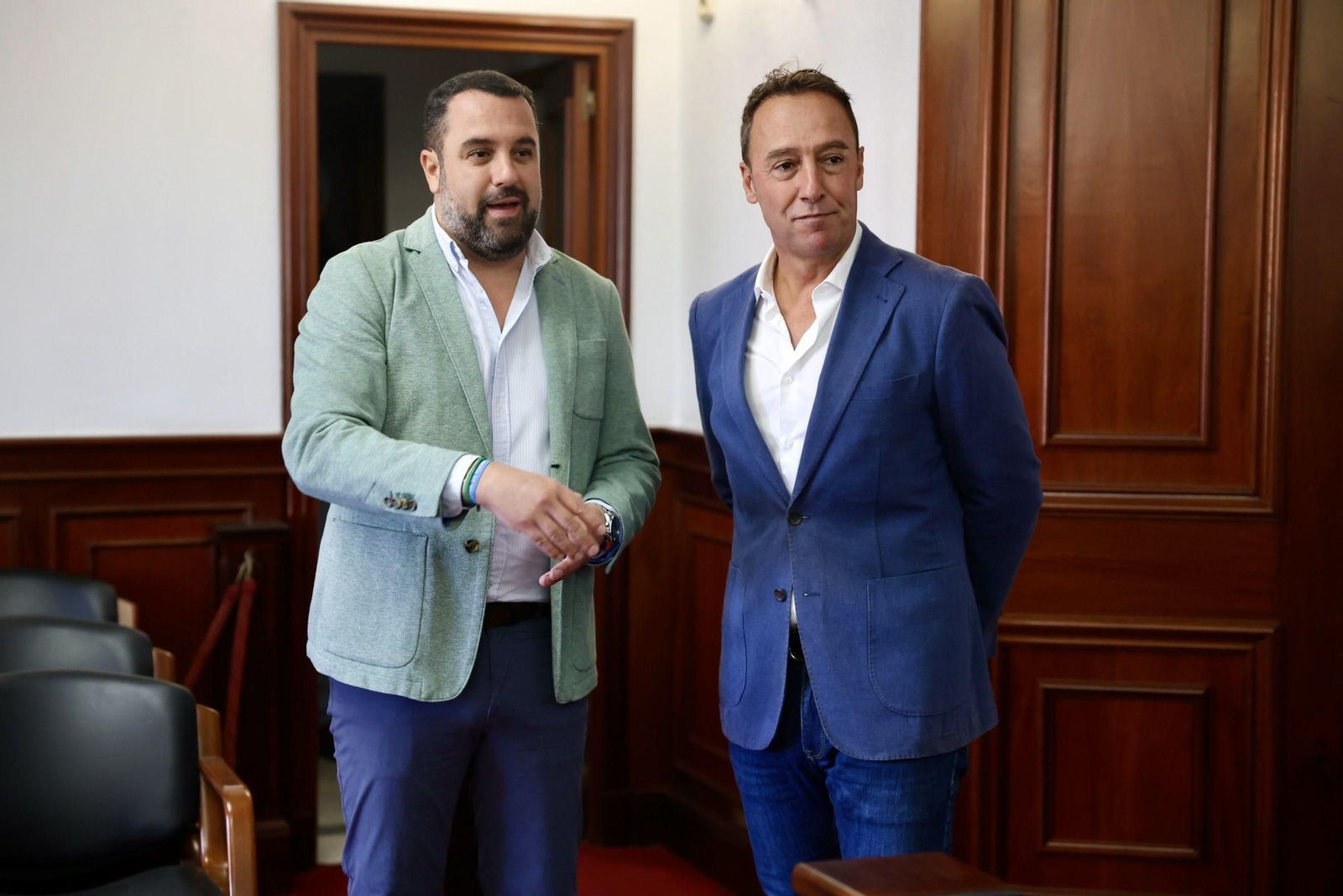 El diputado provincial de Vivienda de la Diputación de Cádiz, José Manuel Cossi, con el alcalde de Algar, José Carlos Sánchez.