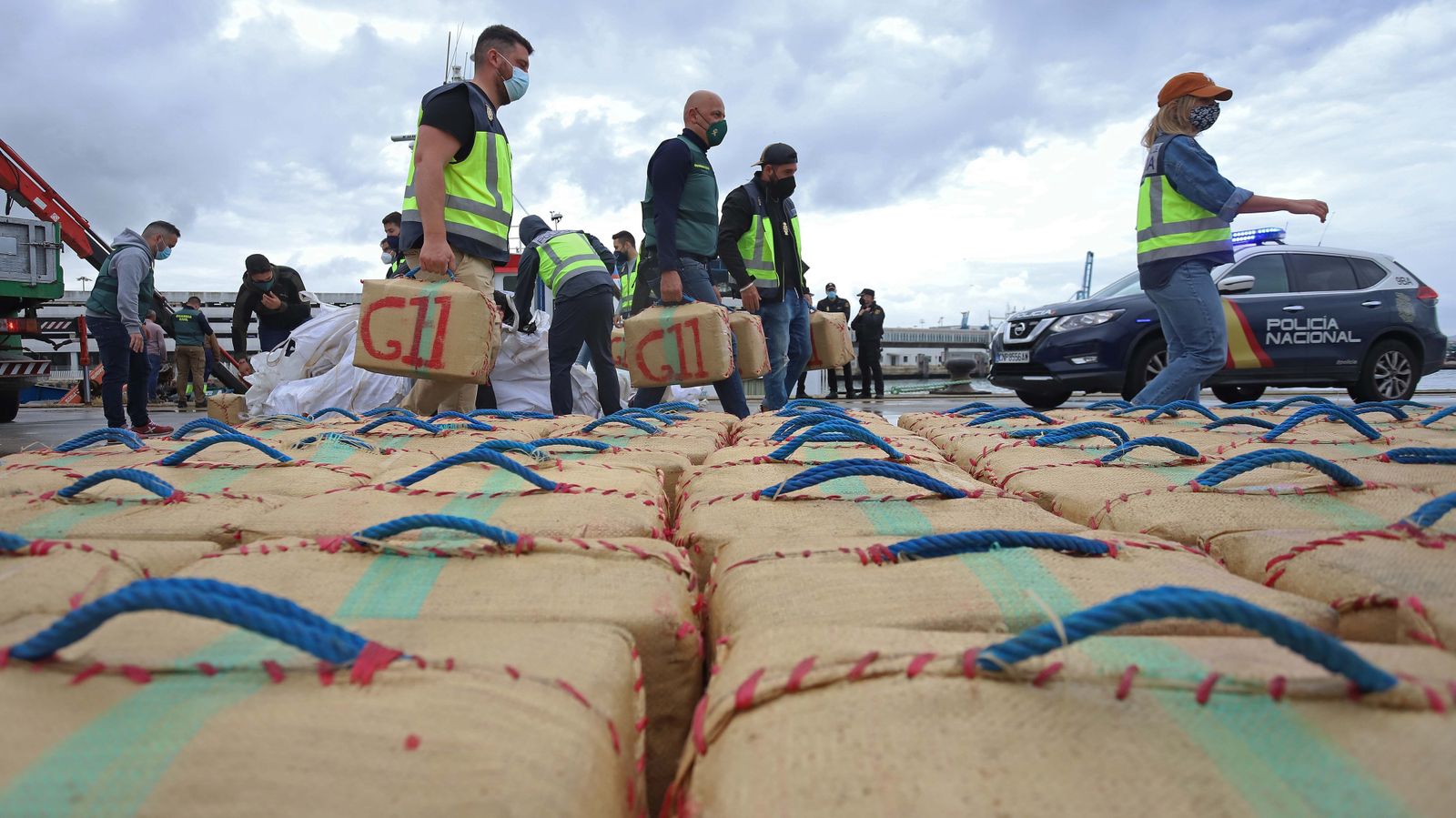 Fotos de la intervención de hachís en el remolcador 'Felsted' en el puerto de Algeciras