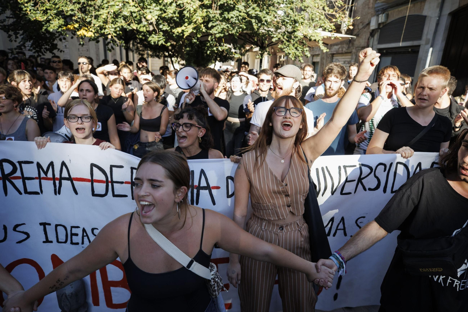 Fotos: Tensión en la Plaza de Derecho de Granada ante la presencia de Vito Quiles