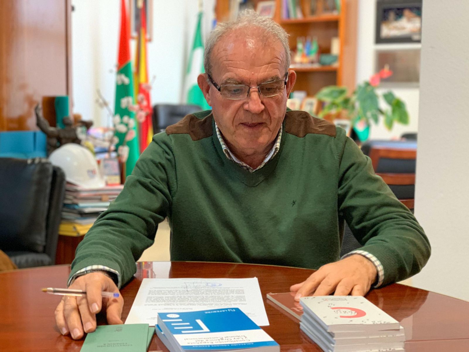 Antonio Bonilla, más de dos décadas regalando la Constitución a los que cumplen 18