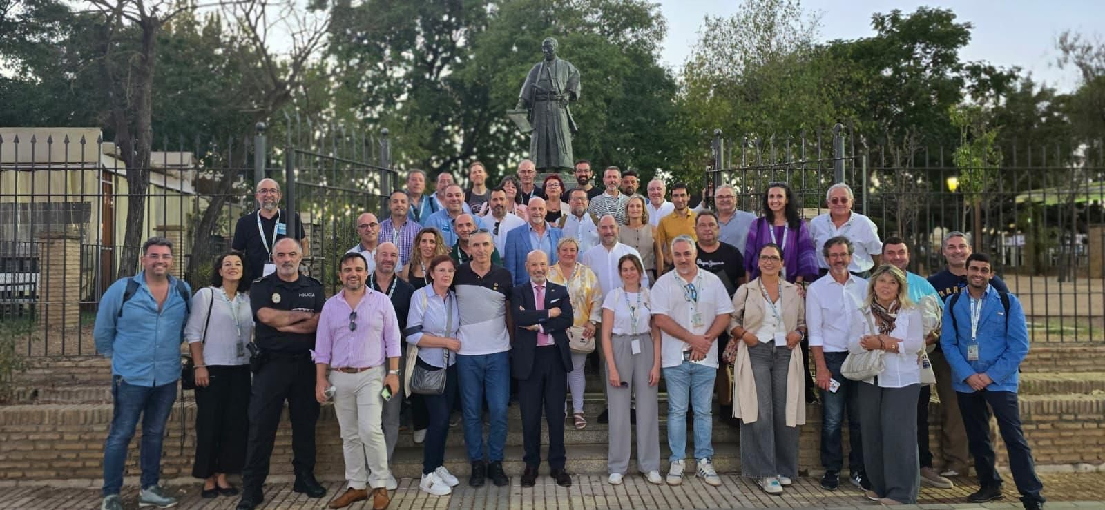 Congresistas, premiados y ponentes delante de la estatua del samurái Hasekura Tsunenaga