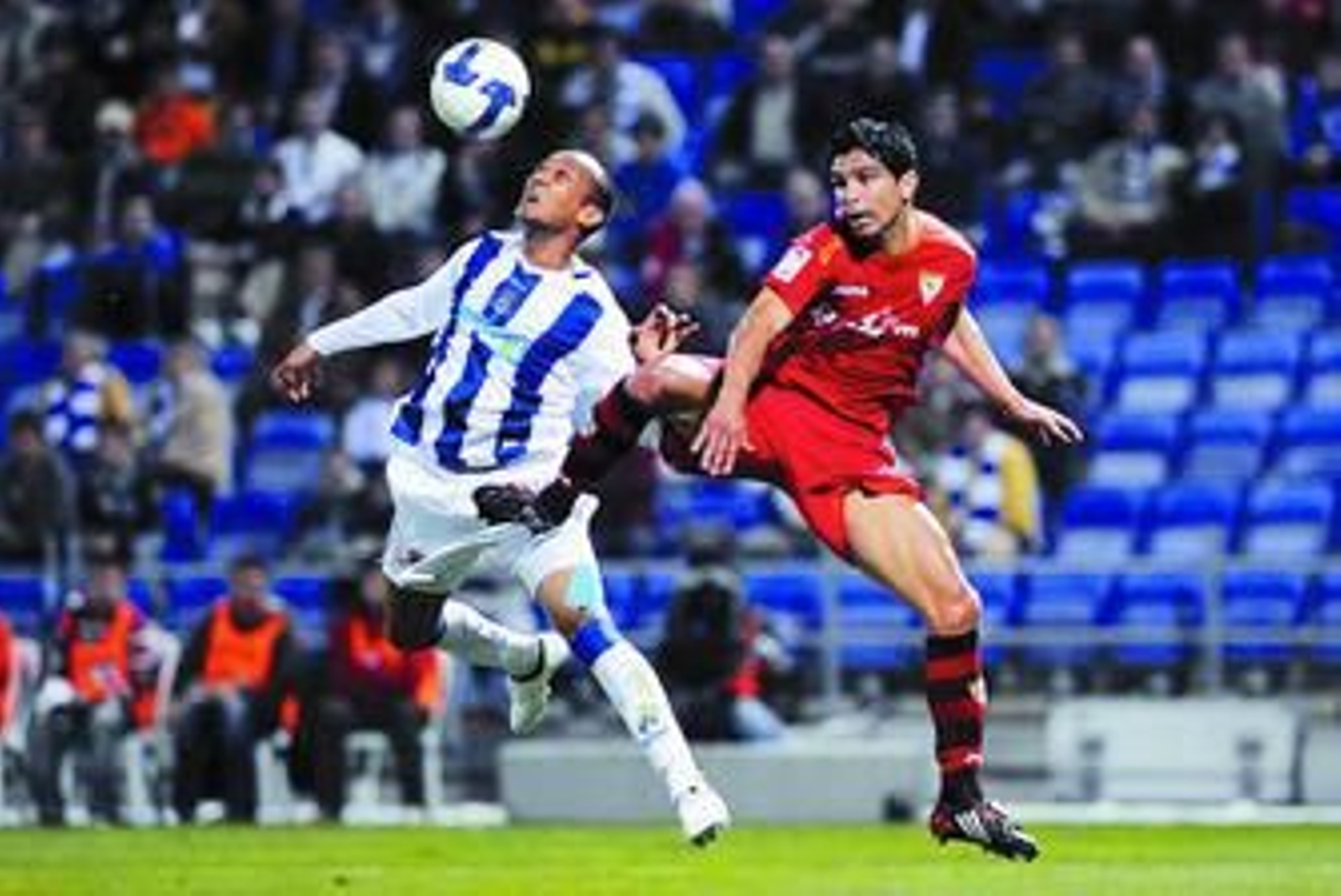 Morris corta un avance del sevillista Renato.