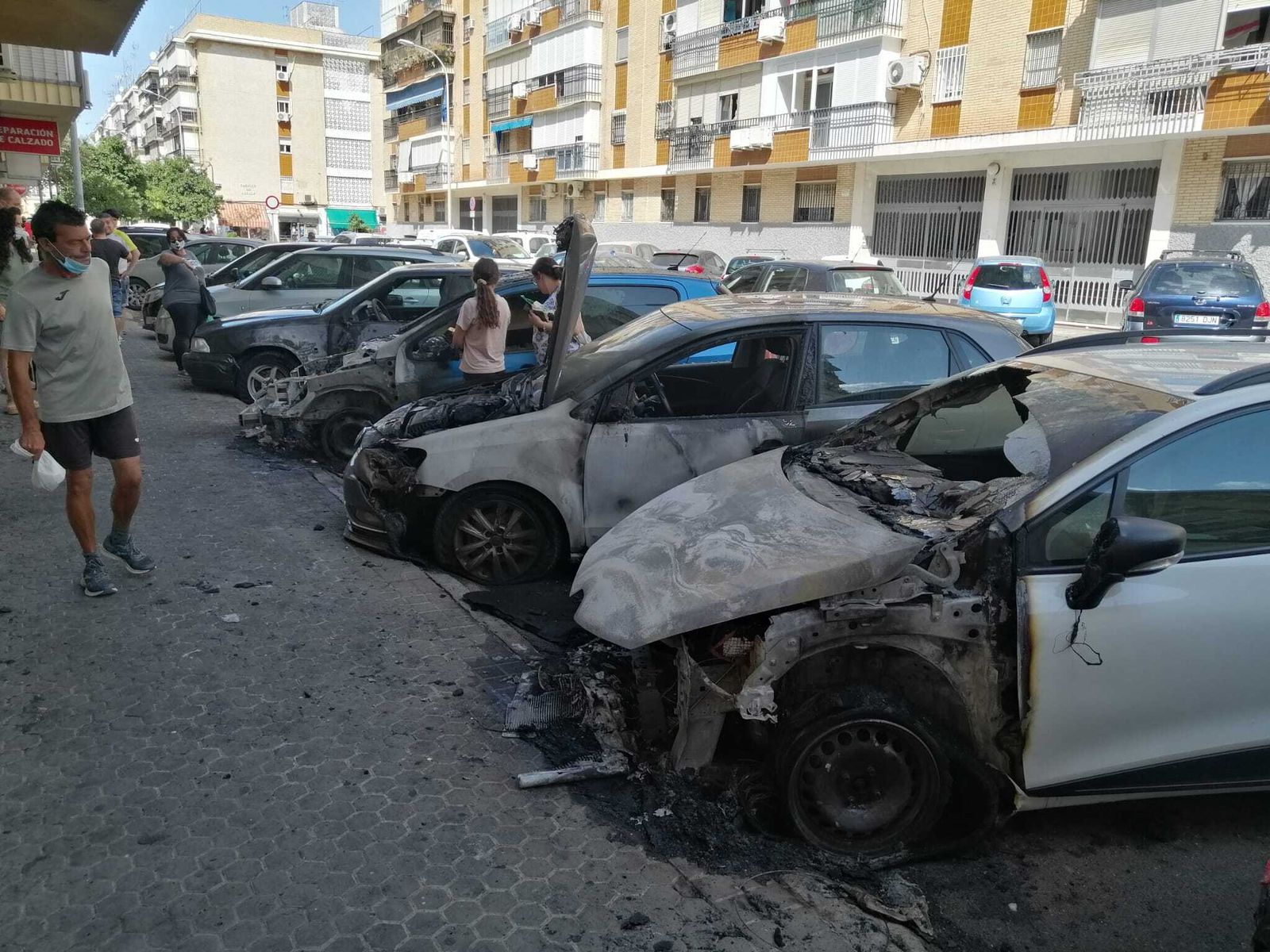 Los tres vehículos calcinados en la calle Diego Puerta en Sevilla.