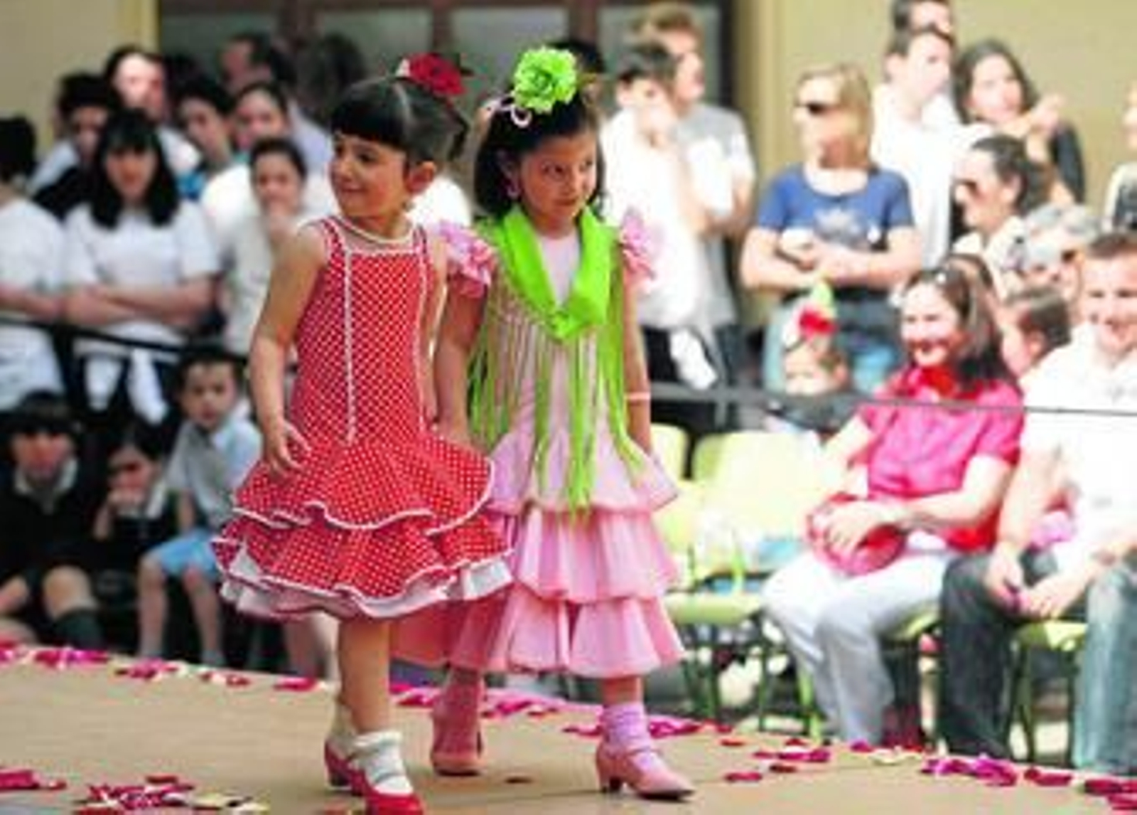 Los familiares de los niños llenan el recinto.