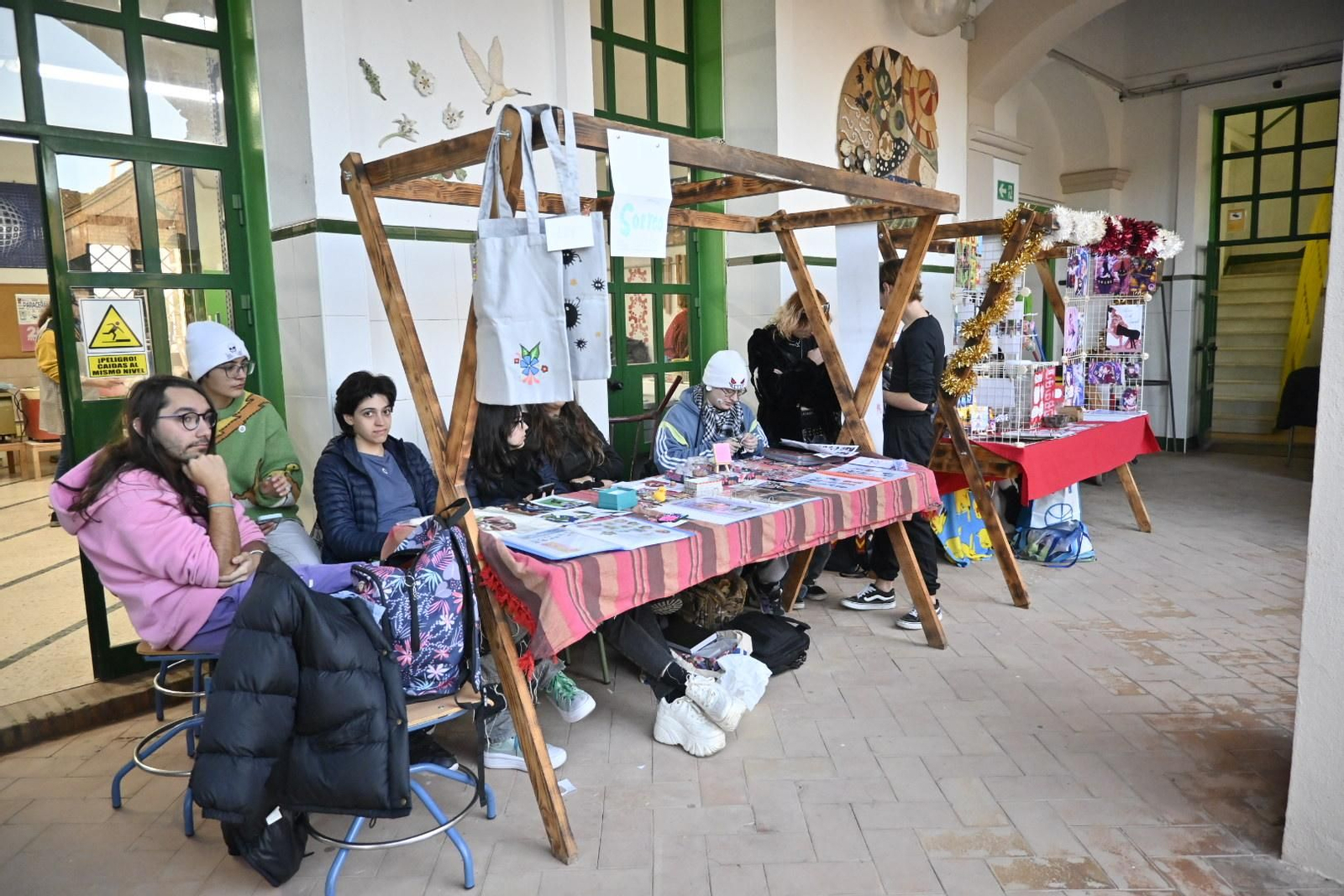 Imágenes del tradicional mercadillo de navidad de la escuela de arte León Ortega