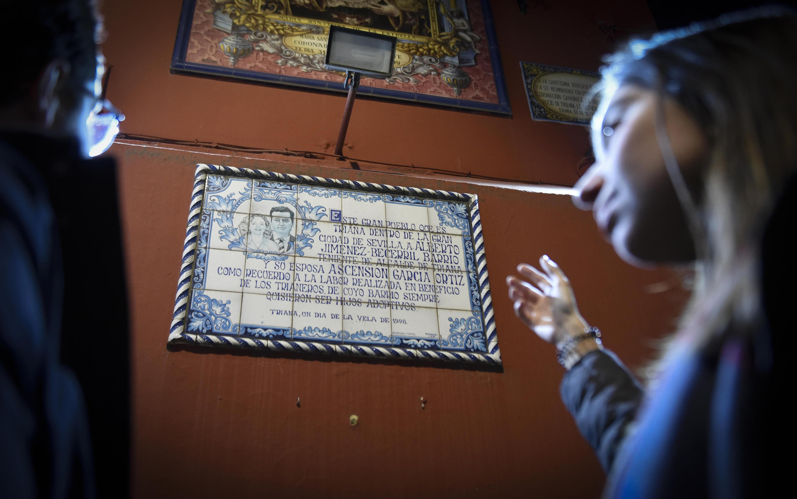 Alberto y Ascensión en una cerámica de la calle San Jacinto.