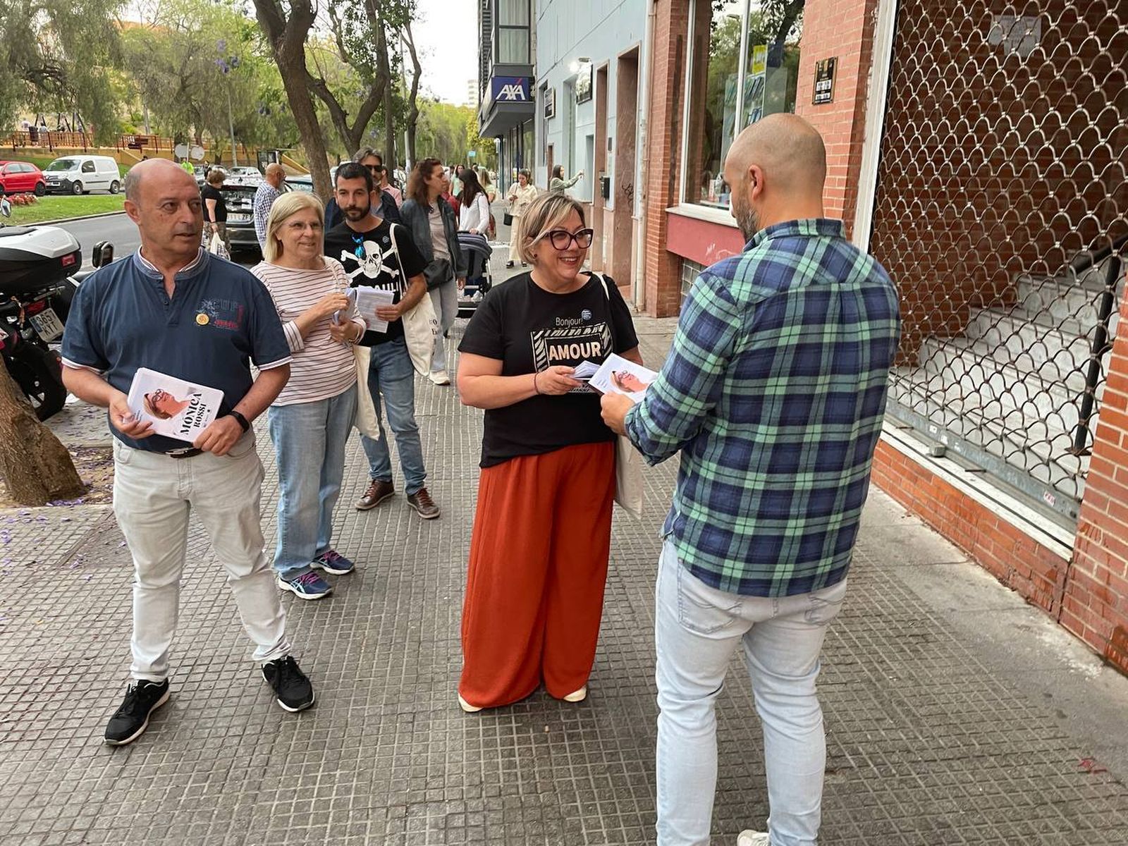Monica Rossi repartiendo material en las barriadas.