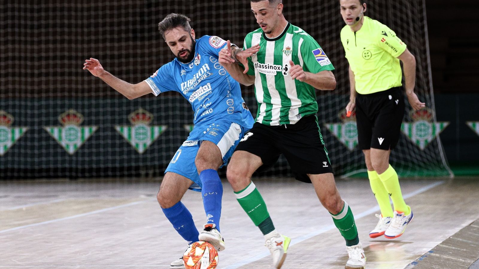 El bético Piqueras pugna con un rival por el balón.