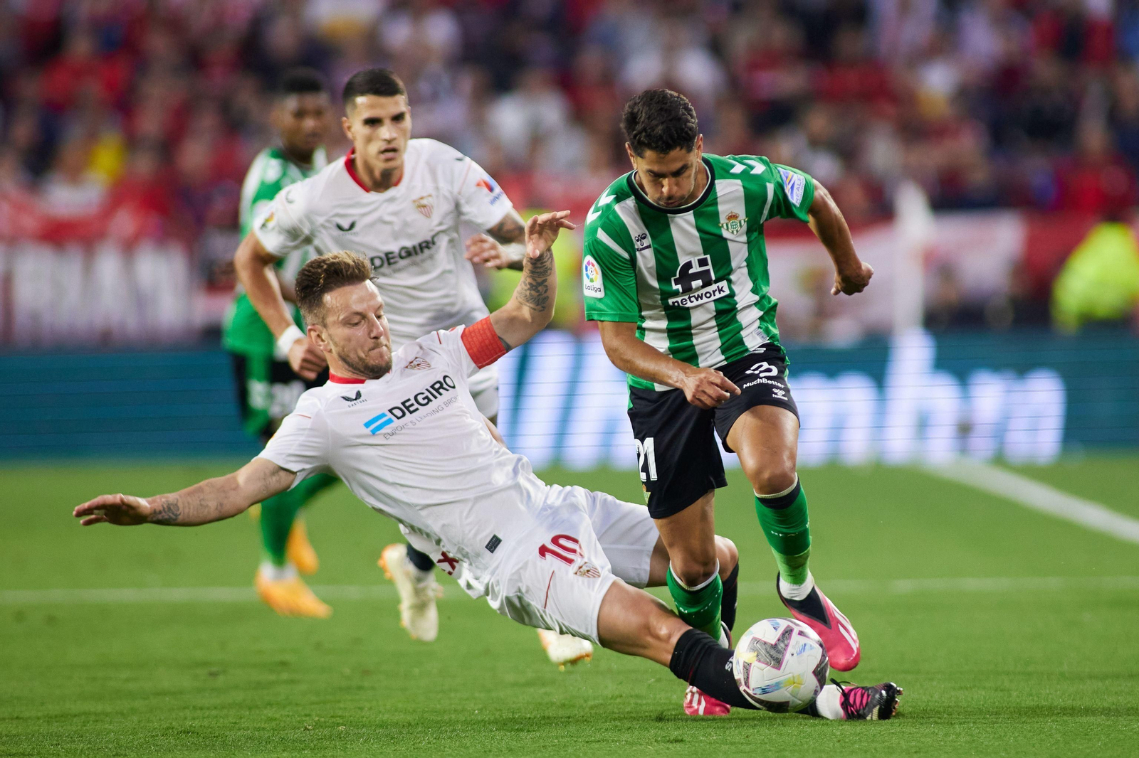 Rakitic intenta frenar a Ayoze en el derbi de Nervión de la pasada temporada.