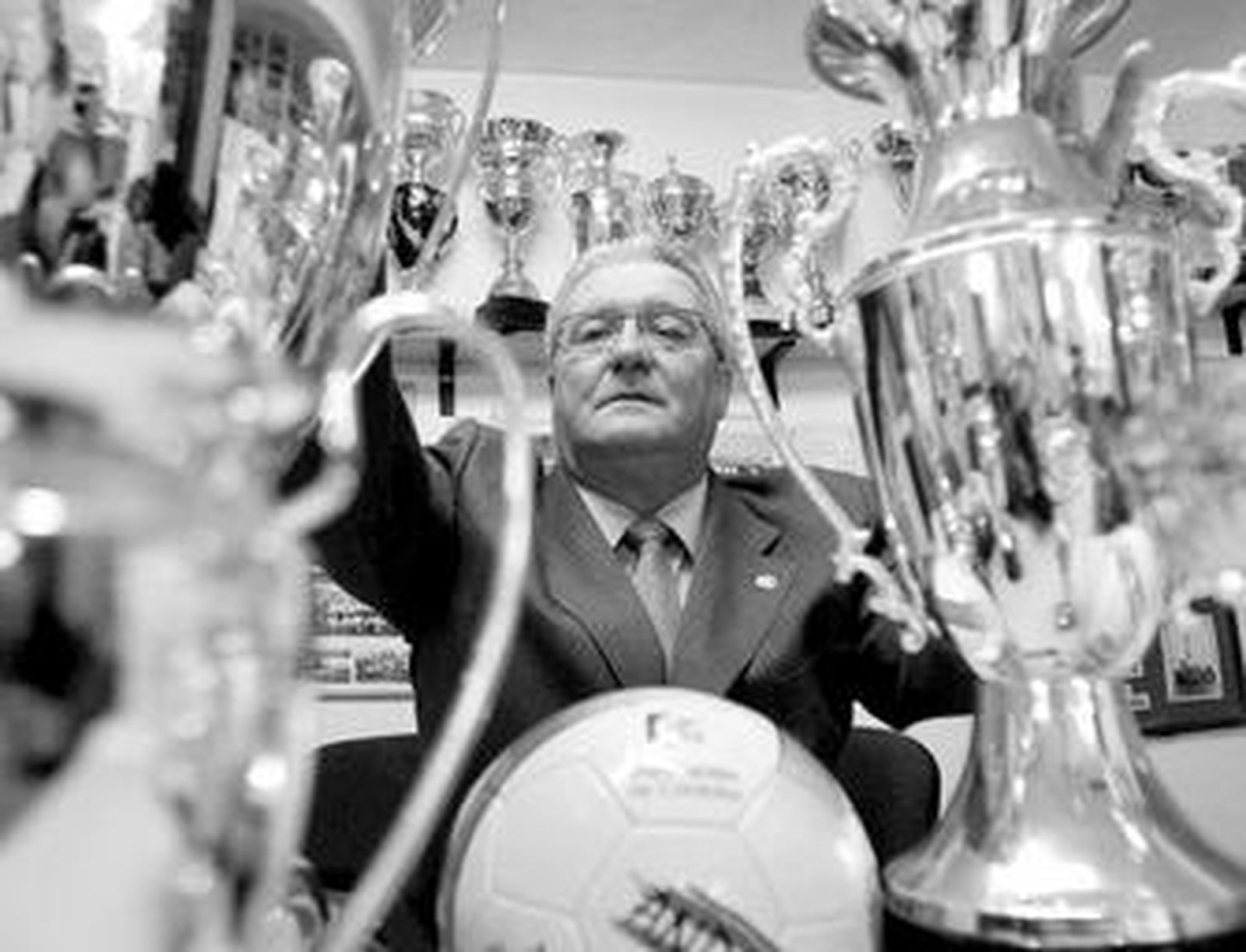 José Santiago posa junto a unos trofeos en la sede de la Federación Cordobesa.