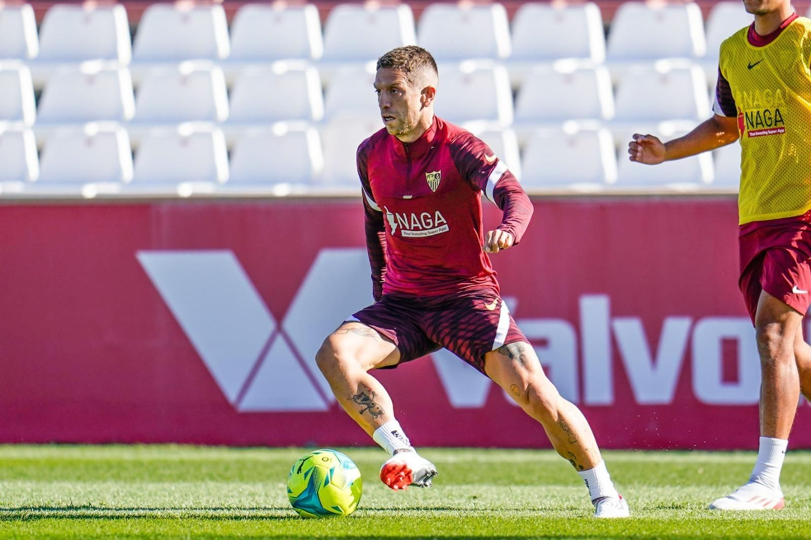 Papu Gómez, en el entrenamiento del Sevilla de este viernes.
