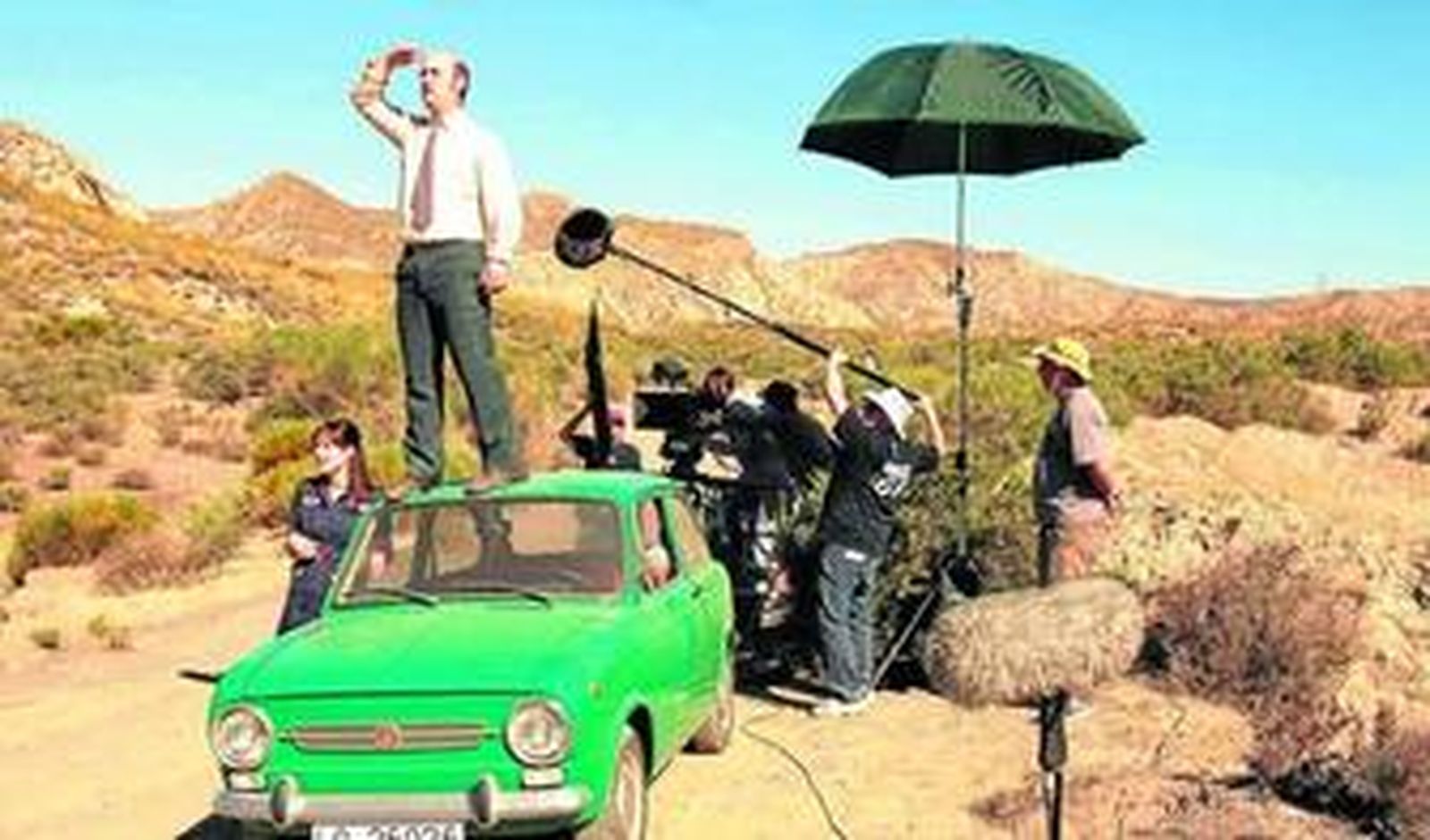 Javier Cámara rueda una escena sobre el techo de un Seat 850, un coche de moda en 1966.