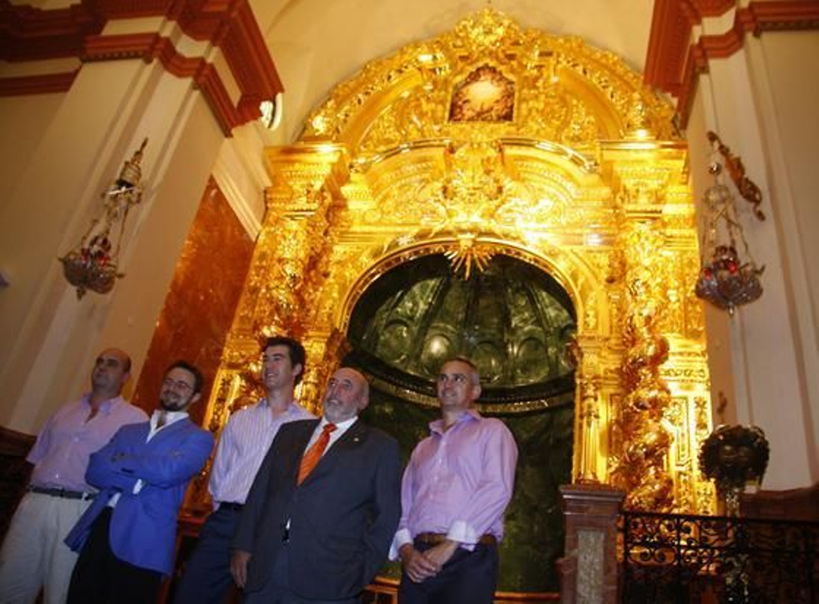 Mármol, bronce y madera son los materiales que forman el monumental retablo que acogerá al Cristo de la Expiración.

Foto: Victoria Hidalgo