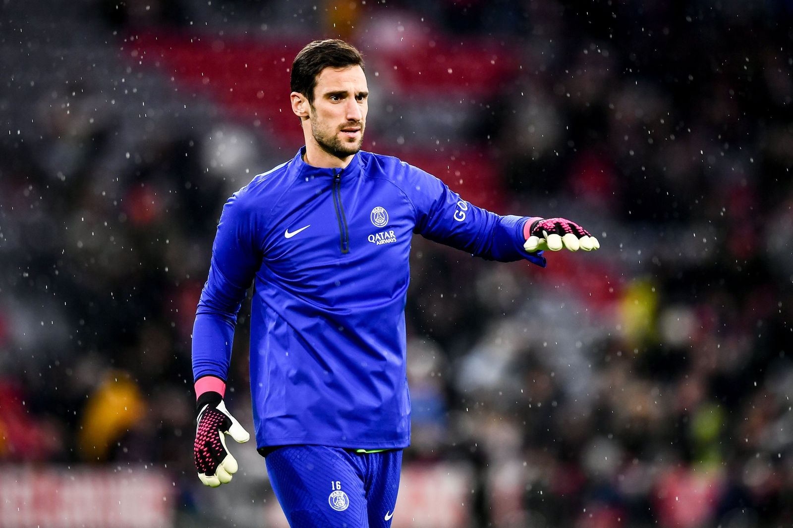 Sergio Rico, en un calentamiento previo a un partido con el PSG.