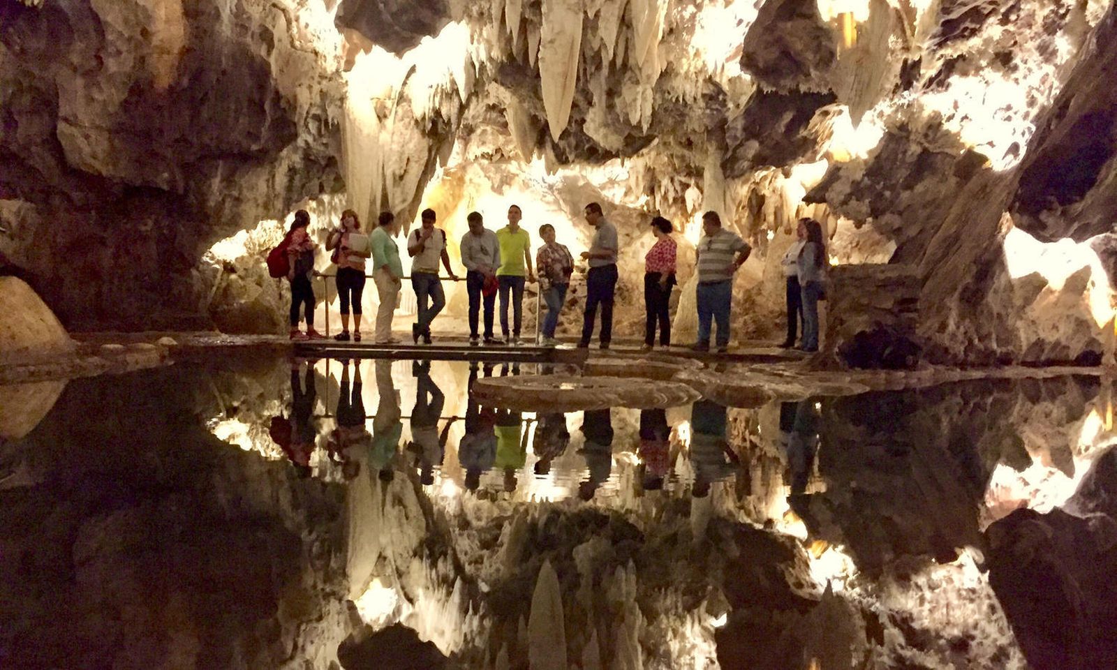Un grupo de visitantes en una de las salas de la Gruta de las Maravillas.