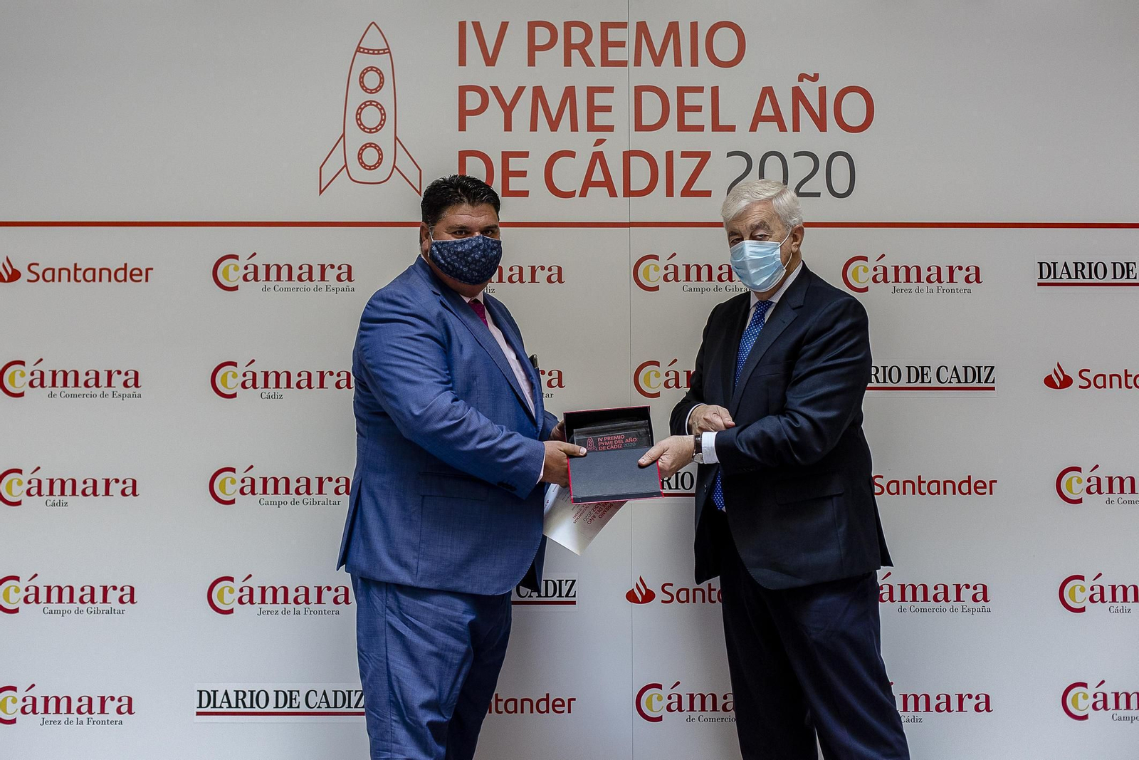 Ángel Juan Pascual, presidente de la Cámara de Cádiz, entrega el IV Premio Pyme del Año a Diego Chaves, vicepresidente de Coasa