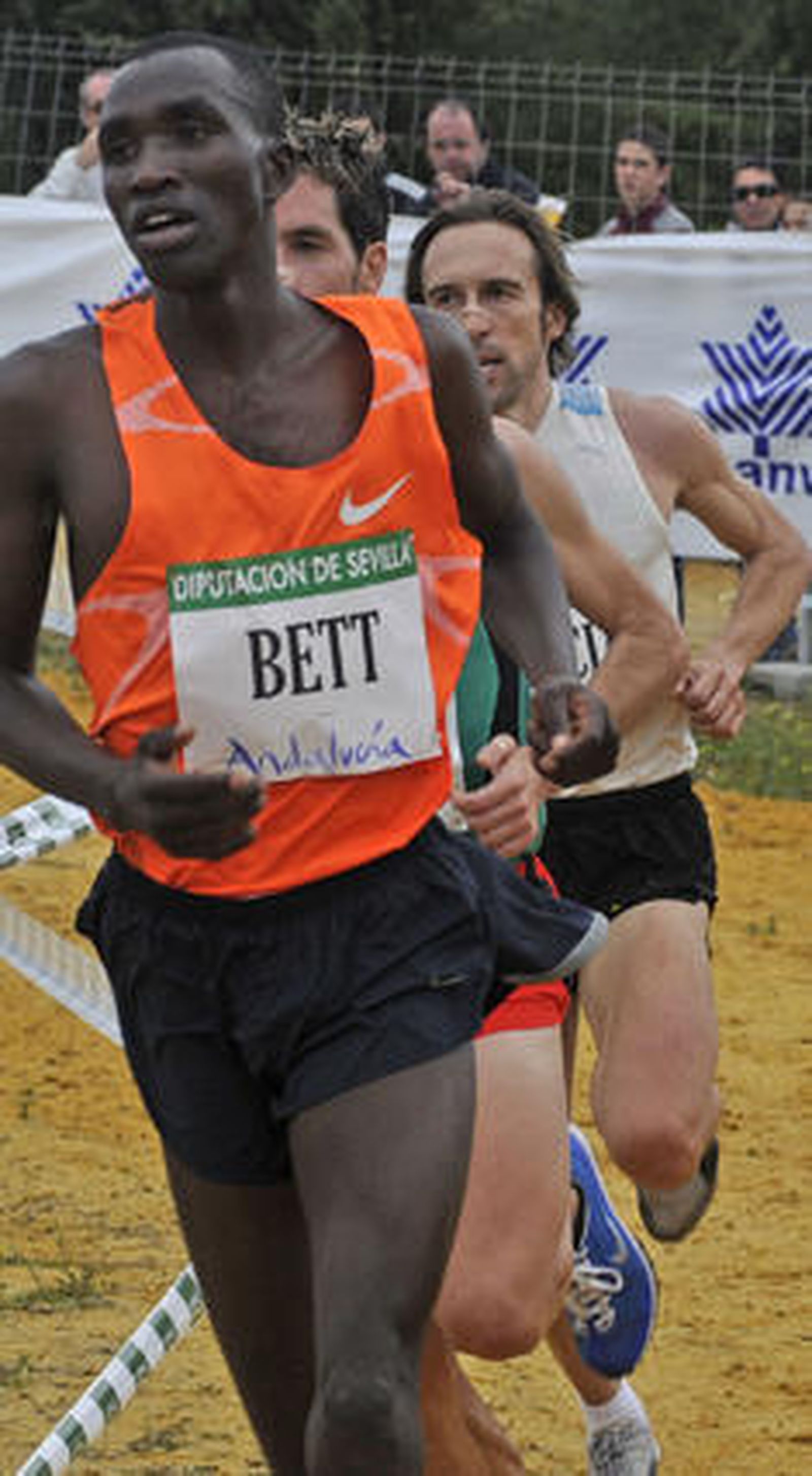 Primer plano del keniano Josheat Bett, que quedó undécimo.

Foto: Juan Carlos Vázquez, Julio Muñoz (EFE), Javier Barbancho (Reuters)