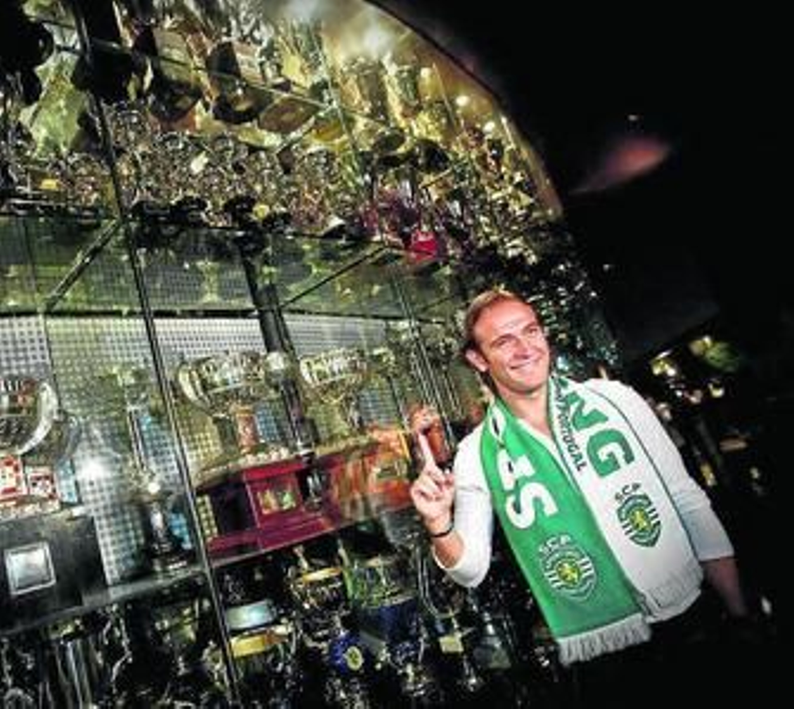 Capel posa ayer con la bufanda de su nuevo equipo en la sede del club.