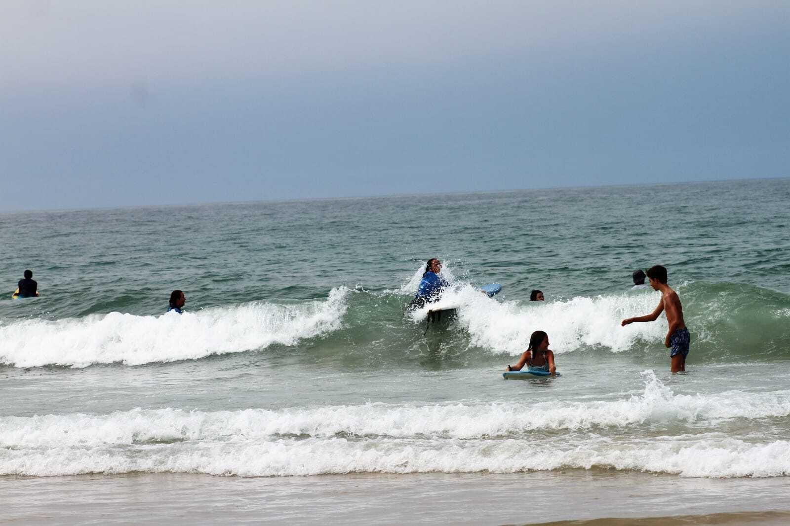 Bañistas en la playa de El Palmar.