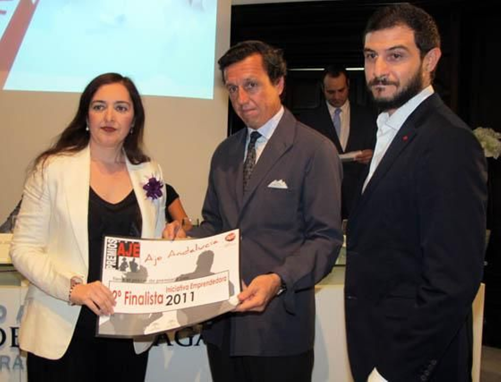 Enriqueta Molina y Daniel Ayala (Recolectores Urbanos), segundos finalistas en Iniciativa Emprendedora, con Luis García de Tejada (en elcentro), director general de la Fundación Valentín de Madariaga.

Foto: Victoria Ramírez