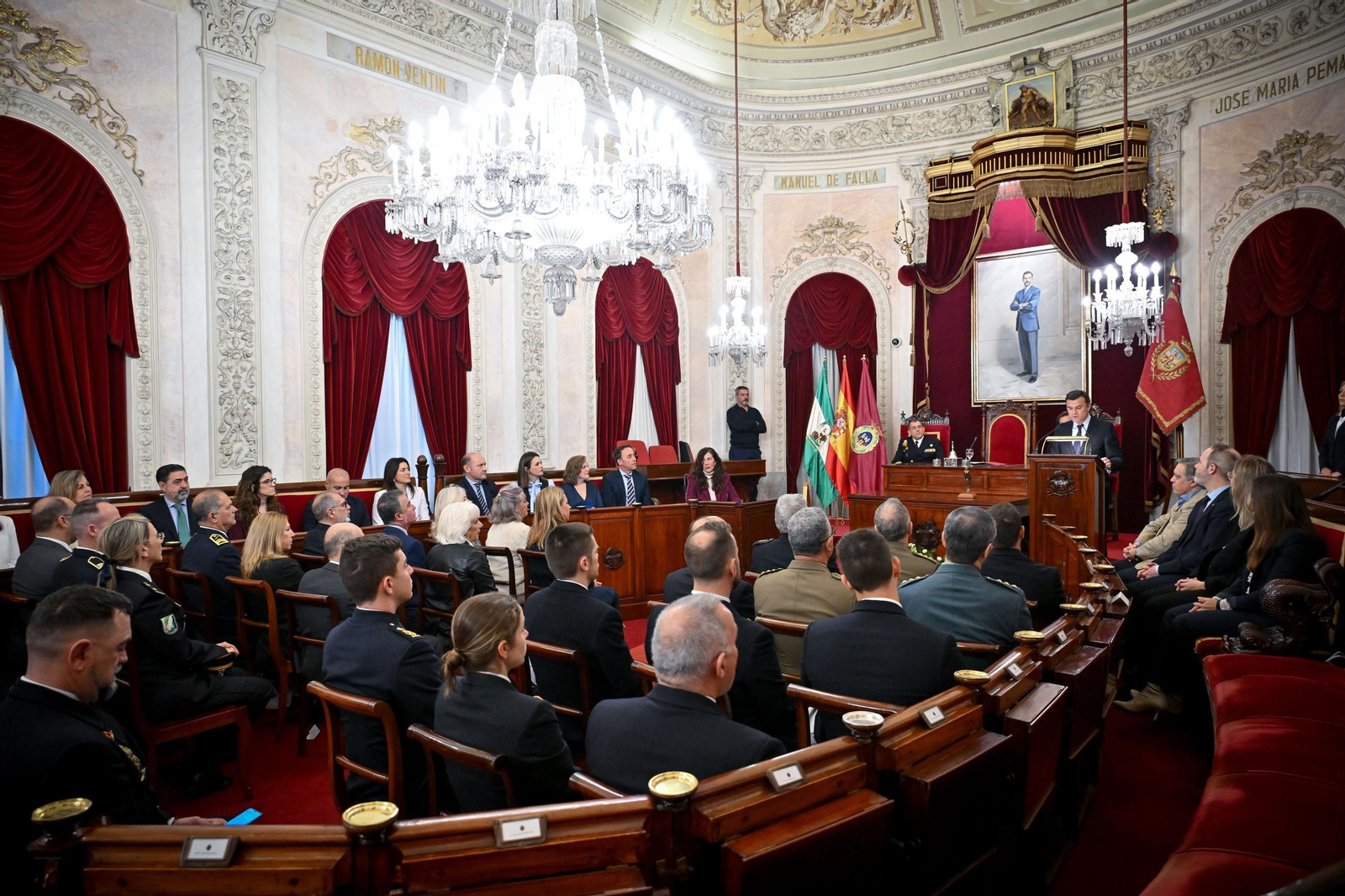 Las imágenes del recibimiento a los guardiamarinas del Elcano en el Ayuntamiento de Cádiz, con la Princesa Leonor