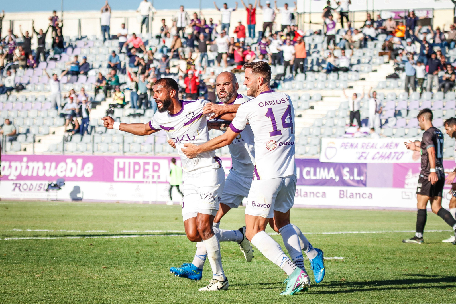 Pablo Castro, junto a Carlos Fernández y Espín, tras su gol.