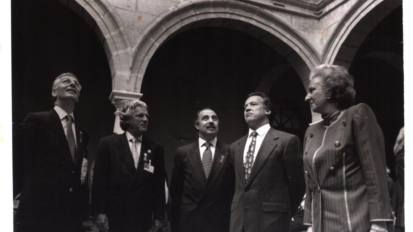 Miembros de la FEI, el alcalde Pedro Pacheco y doña Pilar de Borbón, en una visita al Ayuntamiento de Jerez, en 1996. Miembros de la FEI, el alcalde Pedro Pacheco y doña Pilar de Borbón, en una visita al Ayuntamiento de Jerez, en 1996.