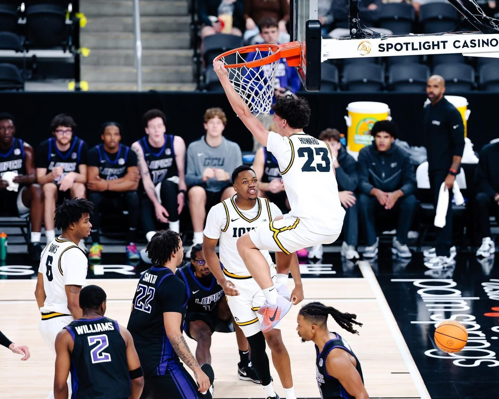 Álvaro Folgueiras y Mario Saint-Supéry, cara y cruz en la jornada NCAA