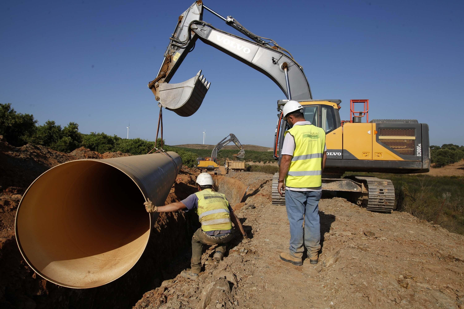 Colocación de tuberías en el Andévalo Fronterizo.