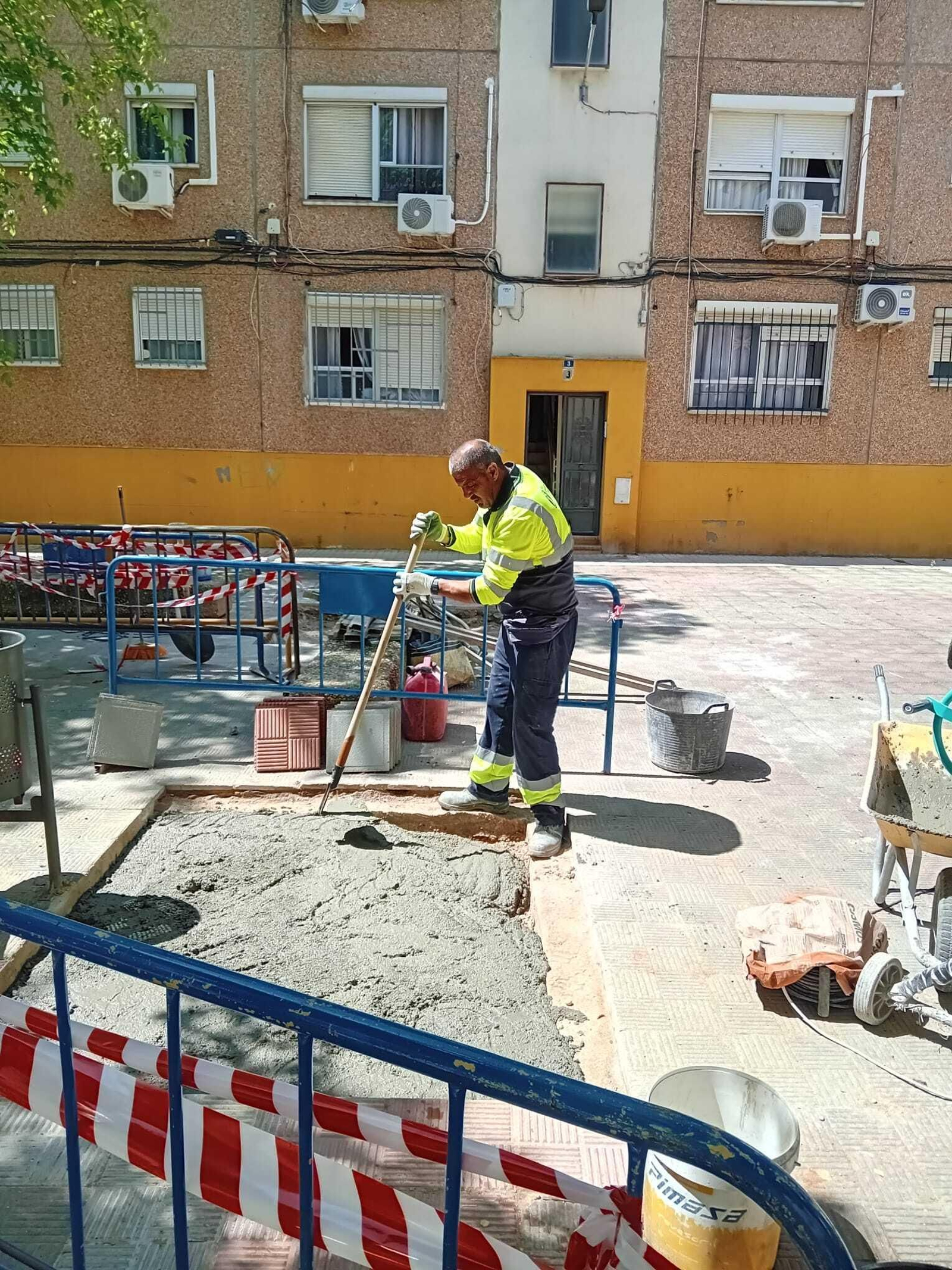 Operario trabajando en las obras de la Plaza Nardo de Huelva.