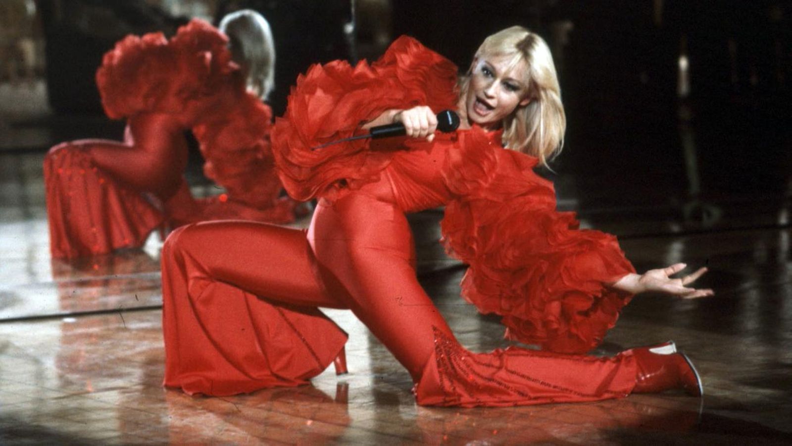 Interpretando en TVE 'Fiesta', con un mono rojo con volantes en las mangas.