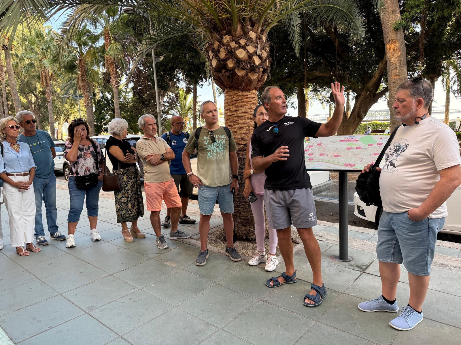 Foto de un sendero completado anteriormente con el concejal Antonio Casimiro realizando indicaciones durante el desarrollo de la ruta.