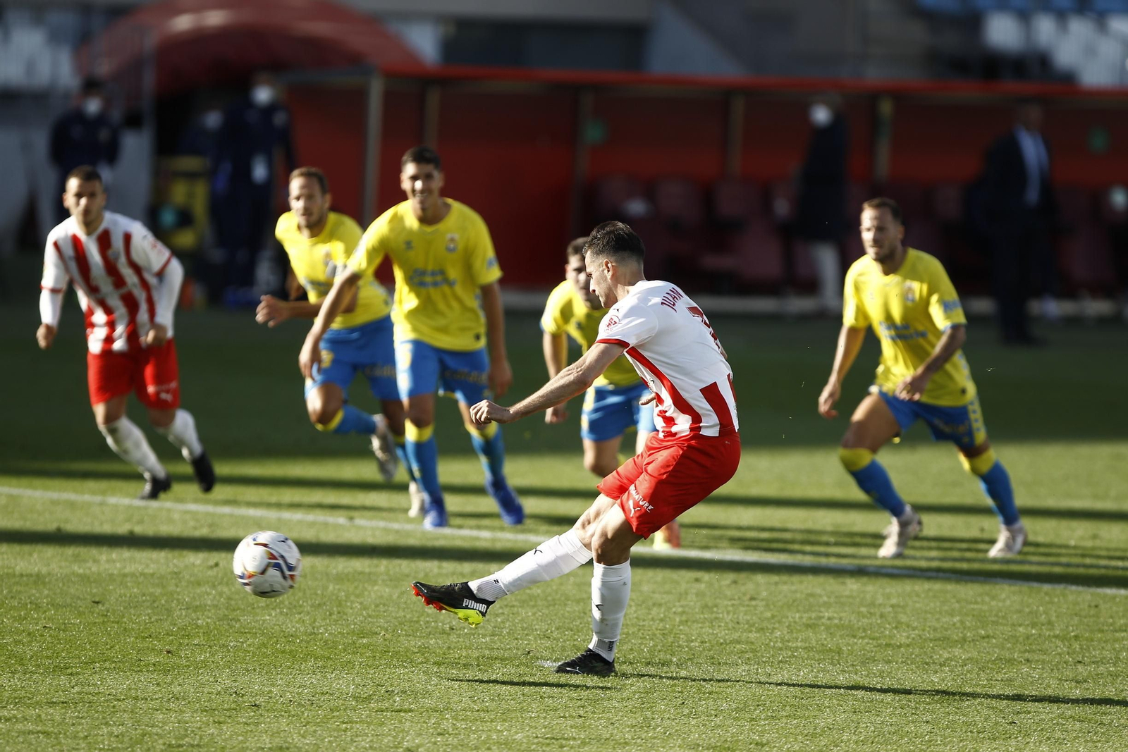 Lanzamiento de penalti de Villar para el 1-0.